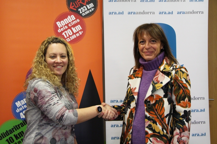 La directora-gerent de Cims Màgics, Lídia Martínez, i la directora de l'ARA Andorra, Anna Vives.
 